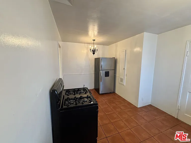 11928 Magnolia Blvd — Photo 9