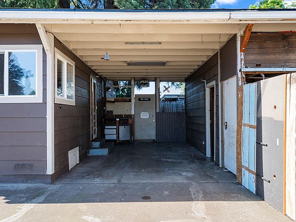 4th image of 1004 S Grape St