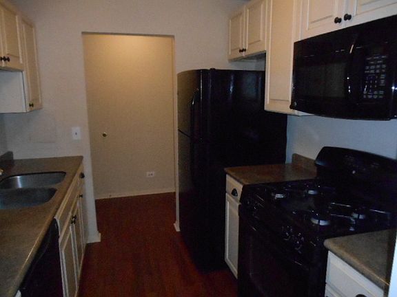 3rd image of 720 Wellington Ave Unit 501