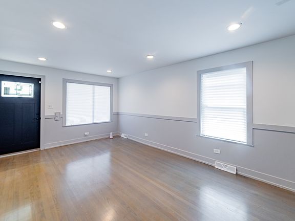 5th image of 11028 S Eberhart Ave