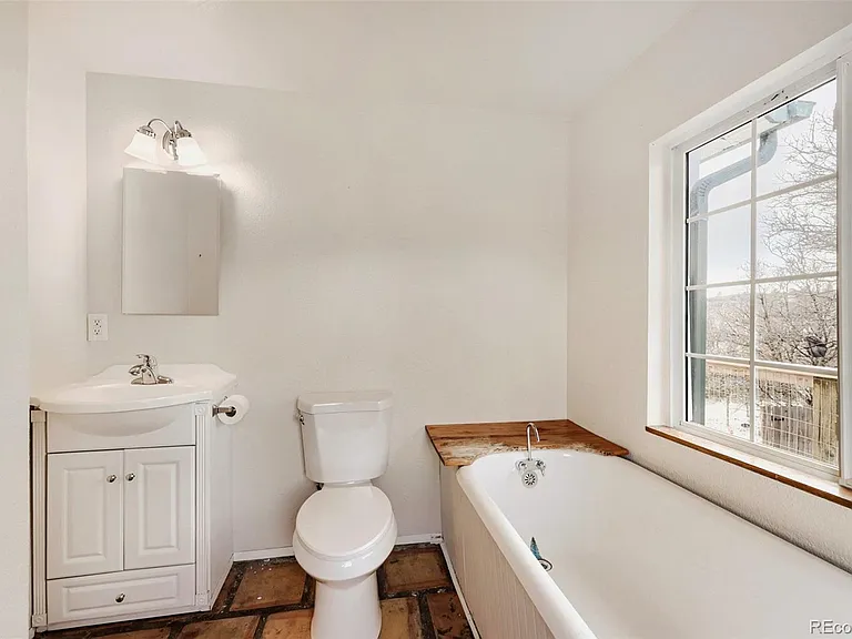 433 W Tomah Rd — Photo 16