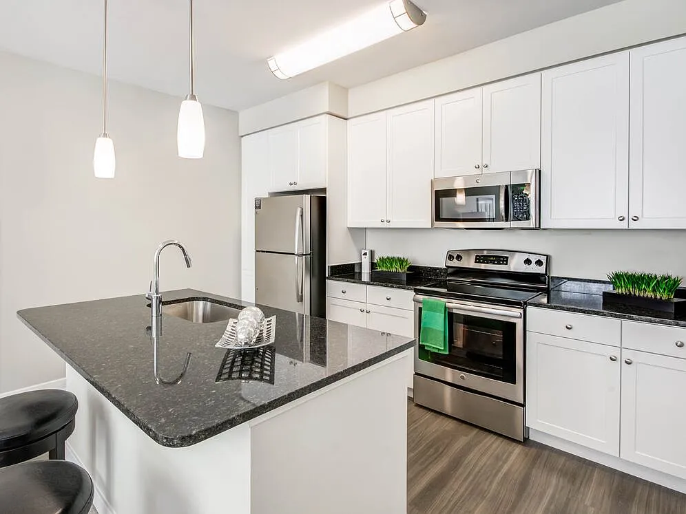 Avalon Laurel — Photo 2