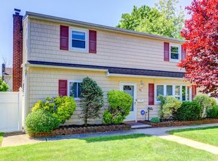 1573 10th St, West Babylon, NY 11704