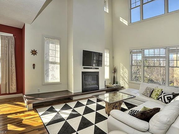 4th image of 24 Astor Pl