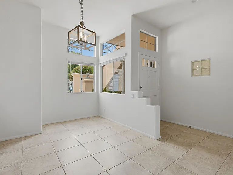 Bel Mondo Condos — Photo 32