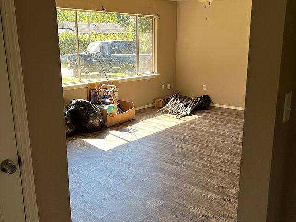 3rd image of 905 E 7th St #905