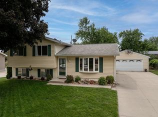 1035 Cress Pkwy, Hiawatha, IA 52233