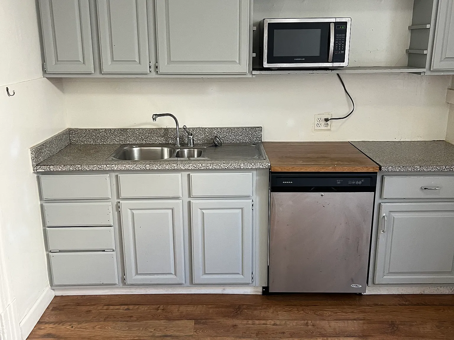 4 bed, 1.5 bath, 1500 sqft, $8,500 — Photo 2