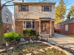 2161 Hollywood Ave, Grosse Pointe Woods, MI 48236