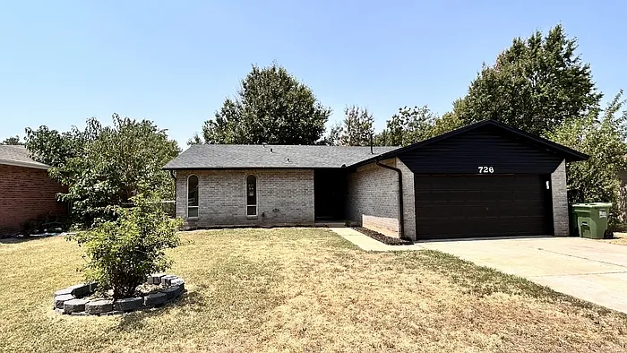 726 Garden Grv — Photo 3