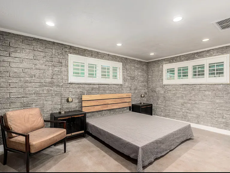 523 W 14th St — Photo 9