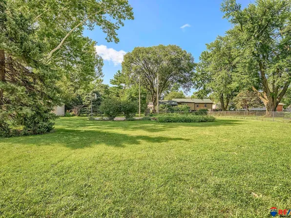 8315 Izard St, Omaha, NE 68114