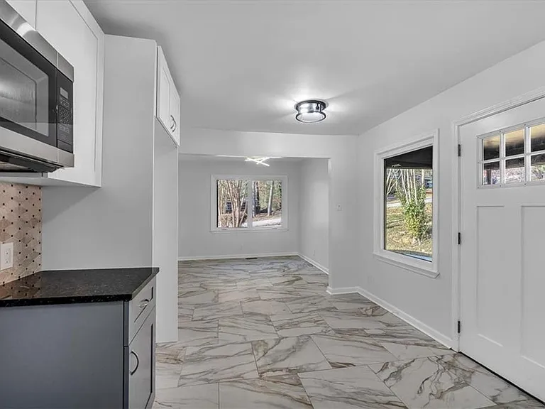 2142 Cloverdale Dr SE — Photo 3