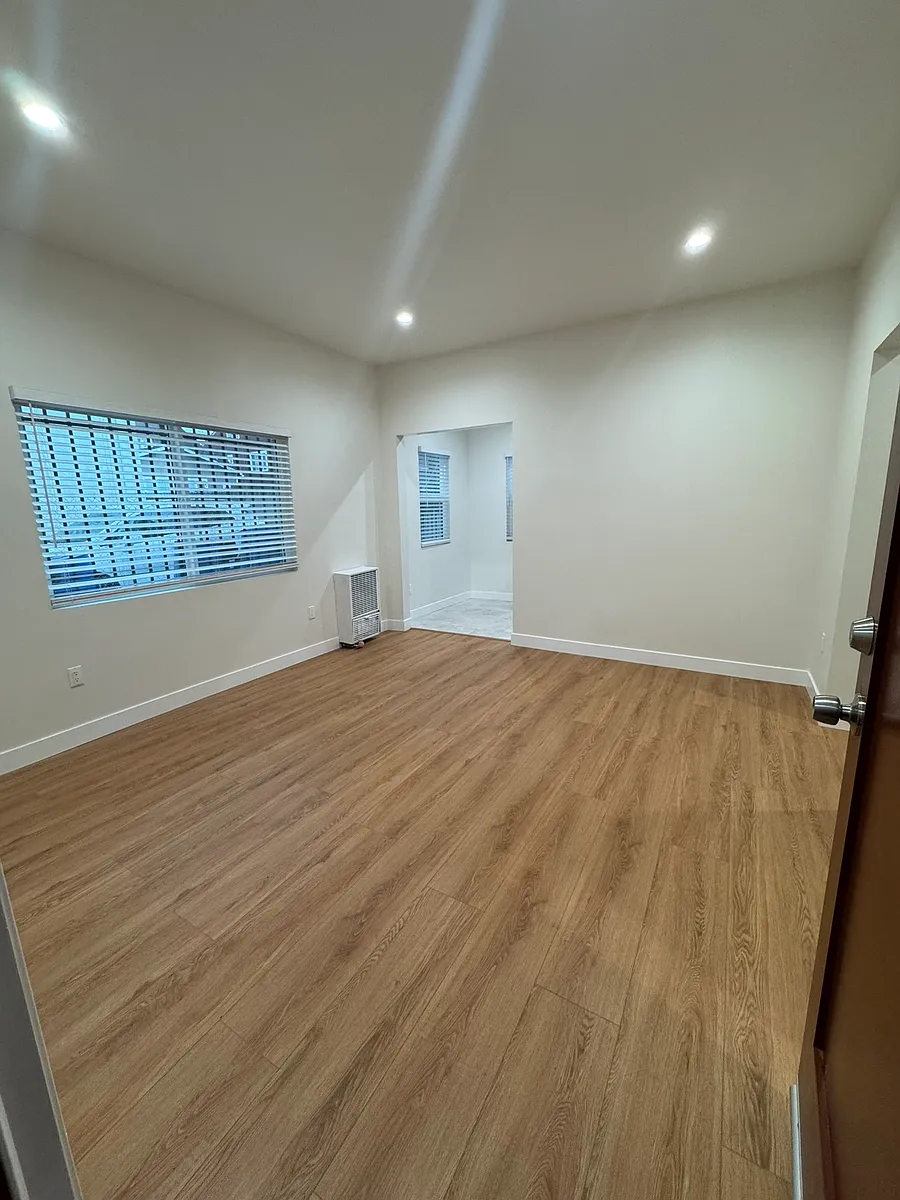 Building Photo - 556 N Oxford Ave #108