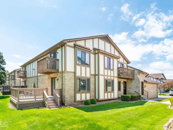 936 Country Club Dr, Saint Clair Shores, MI 48082