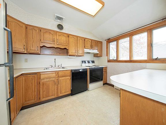 2nd image of 224 Linden St