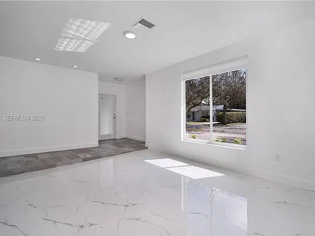 3 bed, 2.0 bath, 1641 sqft, $4,695 — Photo 4