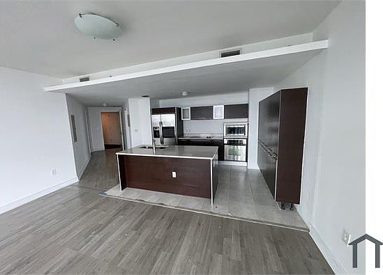 5th image of 1900 N Bayshore Dr APT 2318