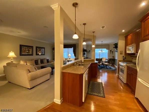 134 Ridgeview Ln, Mount Arlington, NJ 07856