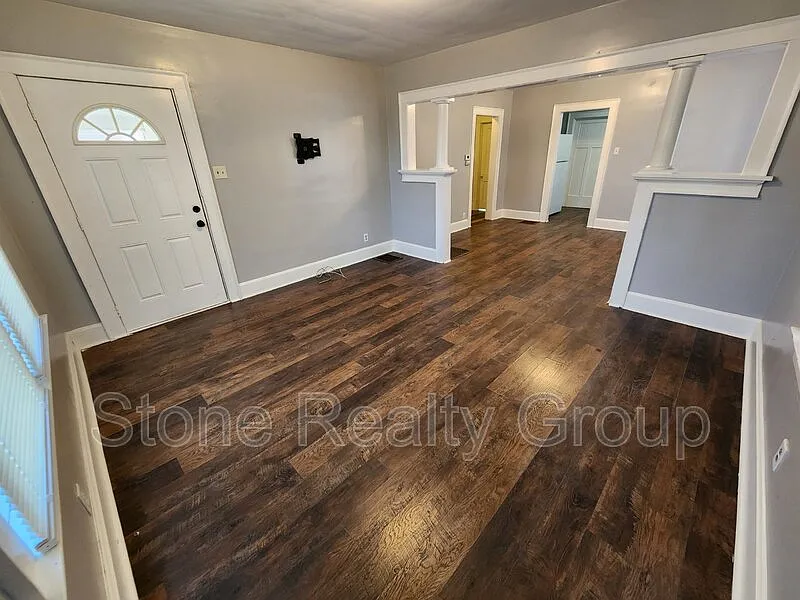 2 bed, 1.0 bath, $900 — Photo 2