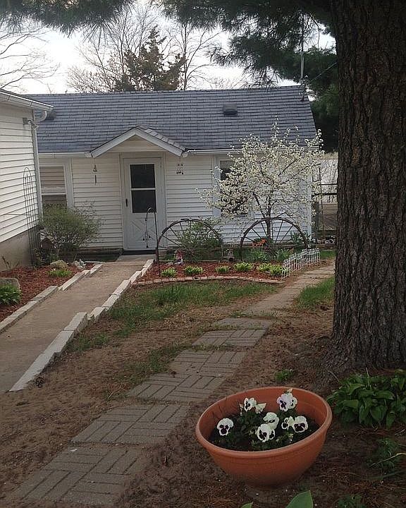 Cabin front +garage corner