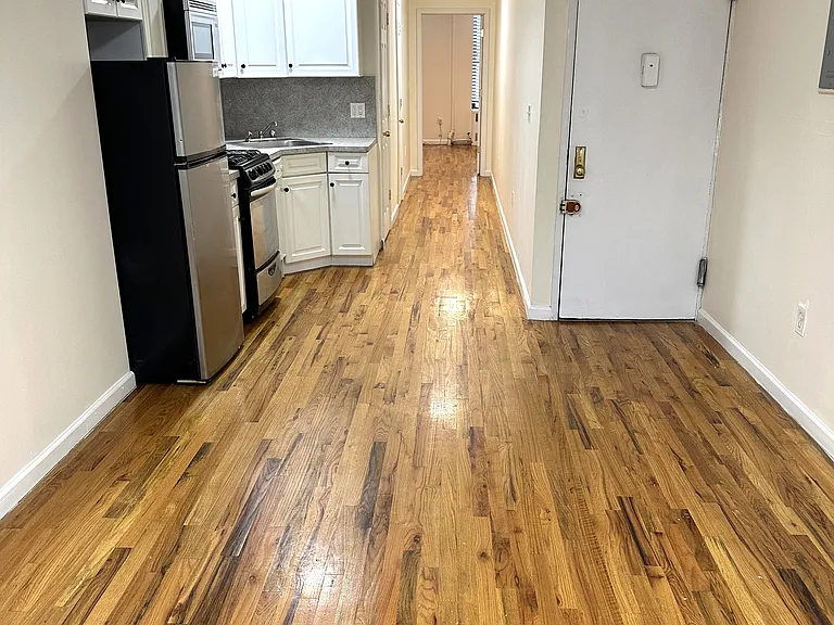320 E 6th St #4 — Photo 8