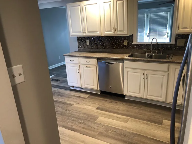 306 Gerrie Dr — Photo 2