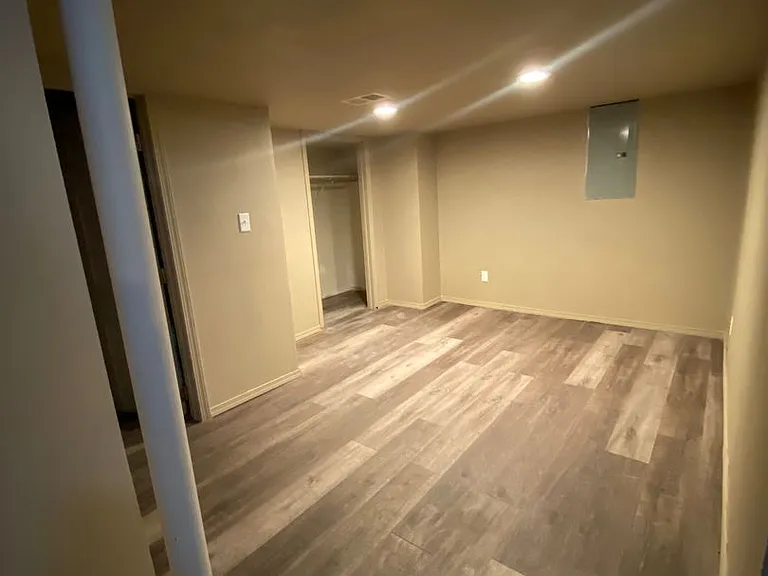 5 bedroom, 2 bath House-Cheney! Right on campus!! — Photo 20