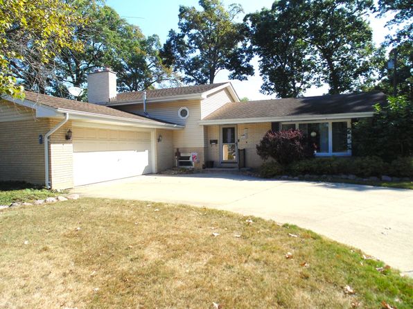 319 Crestwood Dr, Hobart, IN 46342