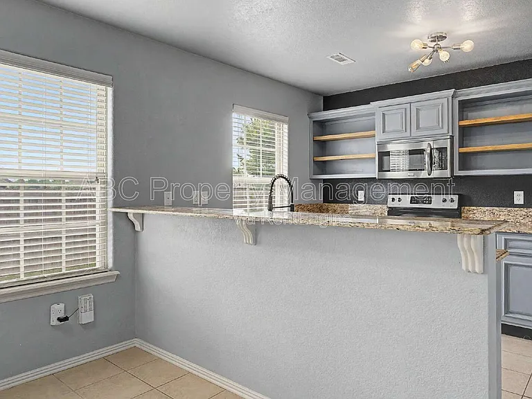 3801 SW Gibson Ave — Photo 5