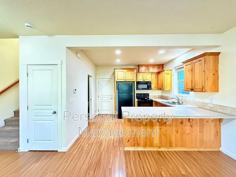 3 bed, 2.5 bath, 1349 sqft, $2,295 — Photo 2