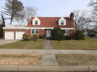 21 Middleton Rd, Garden City, NY 11530