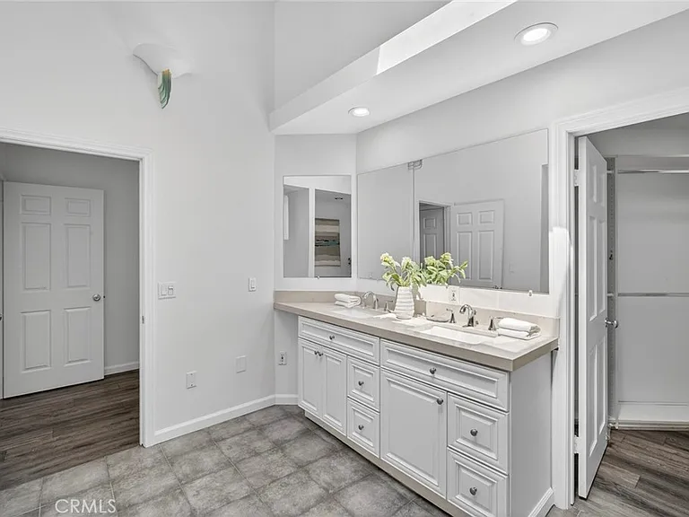 431 Nyes Pl — Photo 34