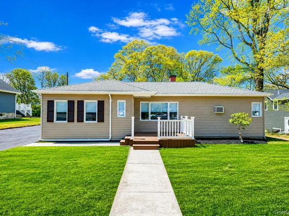 94 Rosemary Lane, Centereach, NY 11720