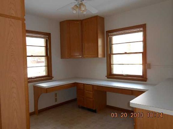 3rd image of 822 Winthrop Ln
