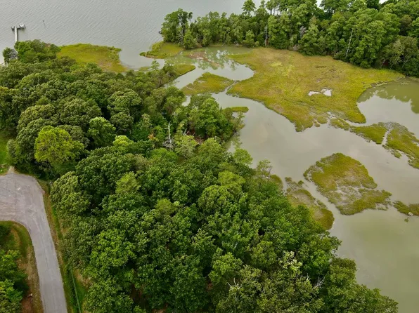 20 Bull Creek Dr, Lancaster, VA 22503