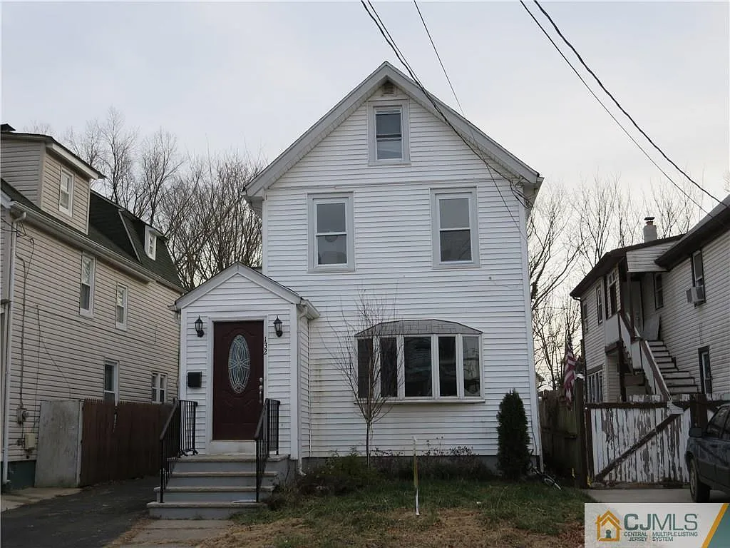 132 Linden Ave photo 1