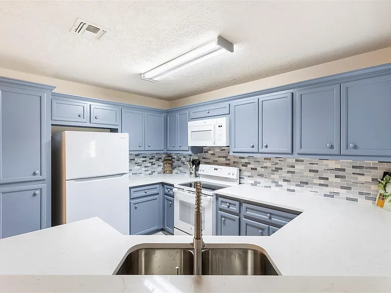 207 Foster St — Photo 6