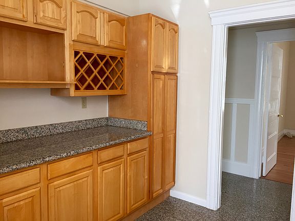 5th image of 870 Oak St APT 3