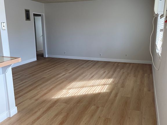 3rd image of 926 N Screenland Dr APT C