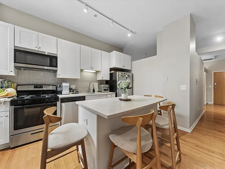 208 W Washington St #2007 — Photo 10