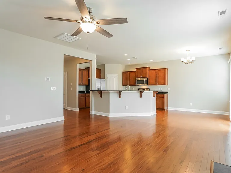 335 Clubhouse Dr — Photo 5