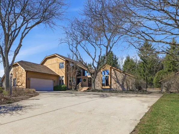 505 Andover Dr, Valparaiso, IN 46383