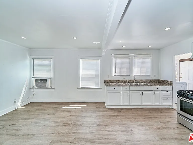 1329 S Tremaine Ave — Photo 15