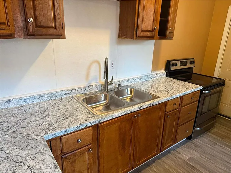 917 Center St — Photo 16