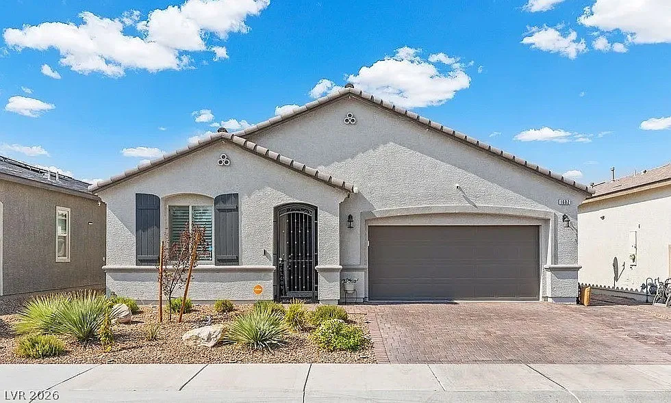 3 bed, 2.0 bath, 2081 sqft, $2,350 — Photo 1