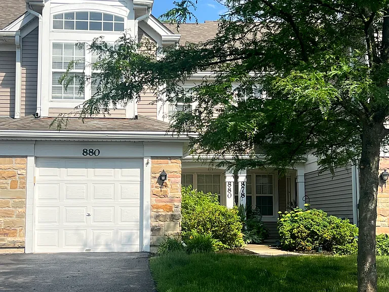 Attached garage on Quiet Cul-de-sac