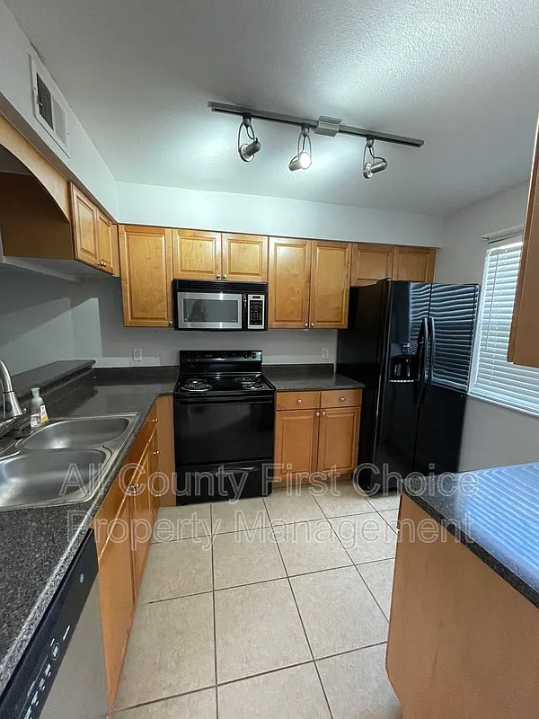 2 bed, 2.0 bath, 901 sqft, $1,595 — Photo 3