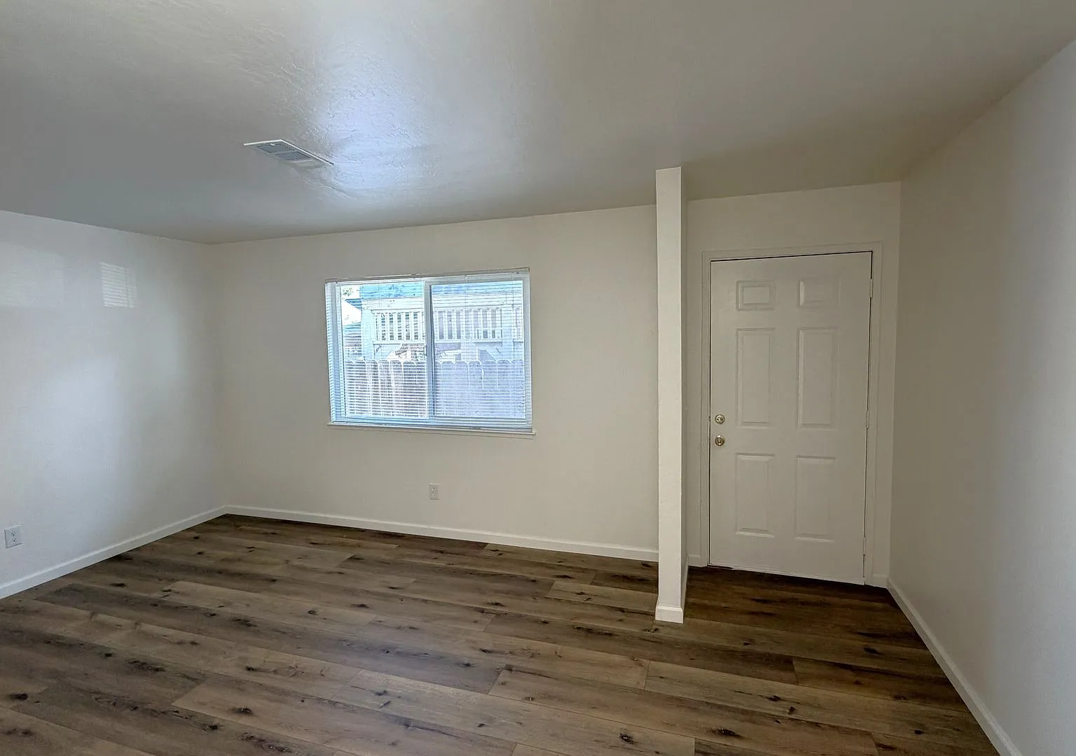 Pittsburg Beautiful fully updated unit, 2 bedroom, 1 bath, luxury vinyl flooring, quartz counters... — Photo 2