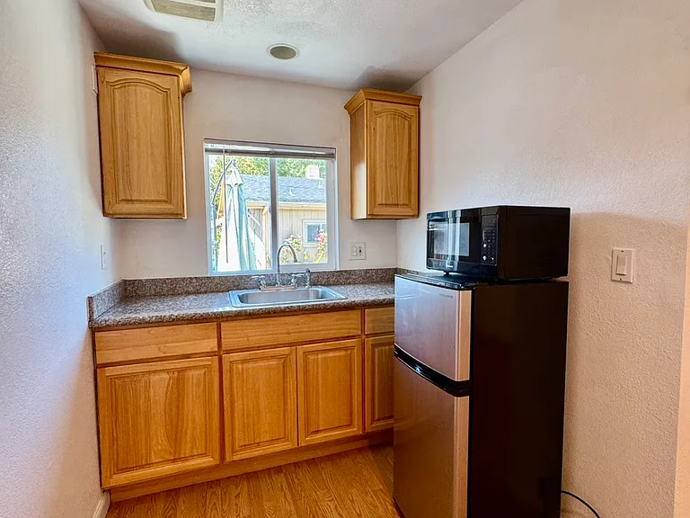 362 Irving Ave #C — Photo 4
